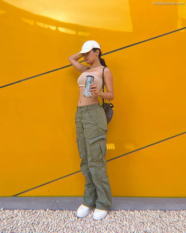 Avneet Kaur photo 1 of 1028