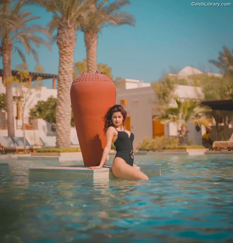 Avneet Kaur photo 12 of 1028