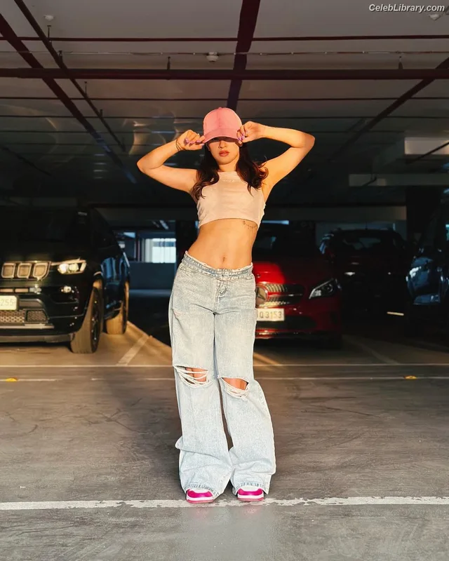 Avneet Kaur photo 24 of 1028