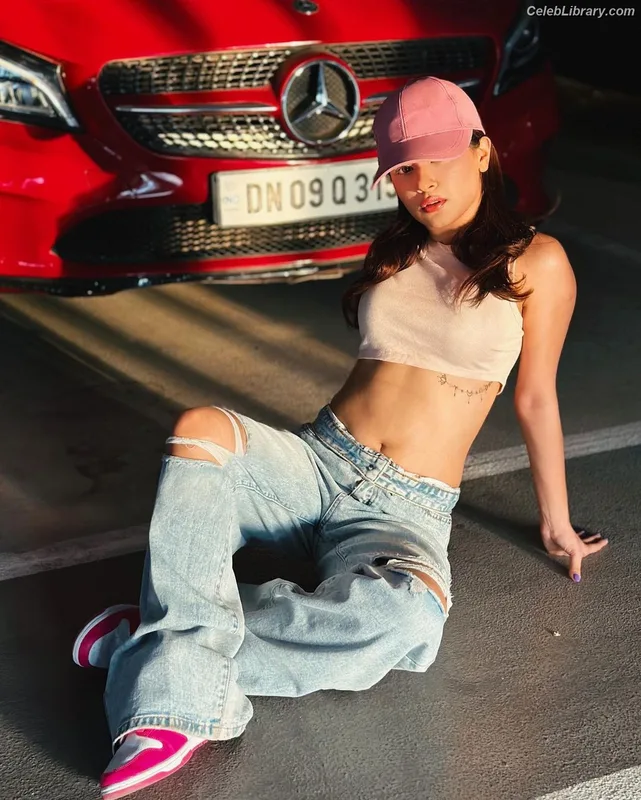 Avneet Kaur photo 1 of 1028