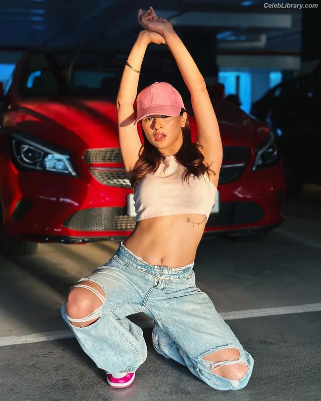 Avneet Kaur photo 2 of 1028