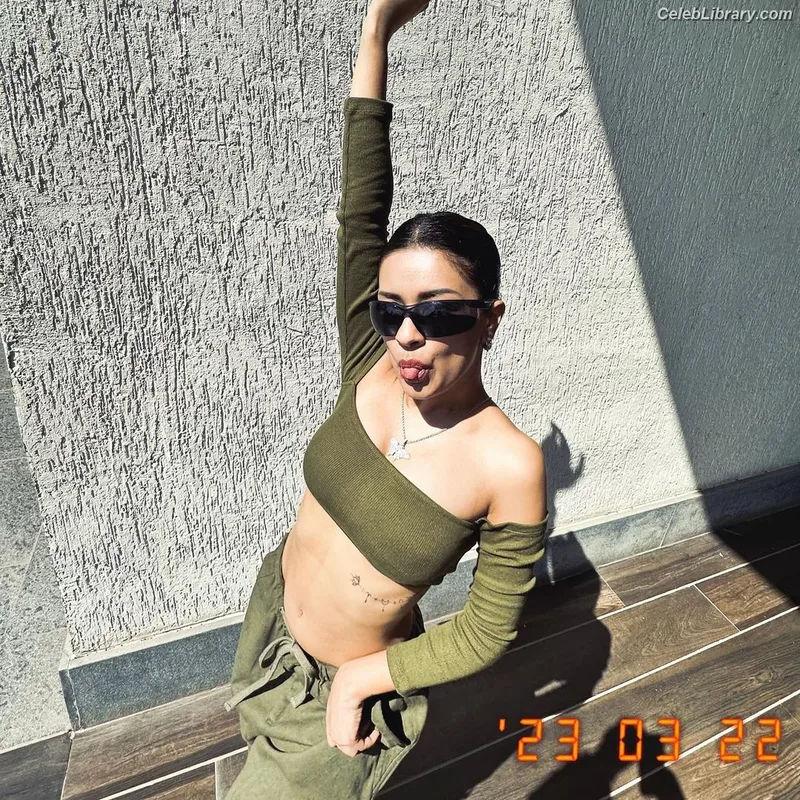 Avneet Kaur photo 6 of 1028