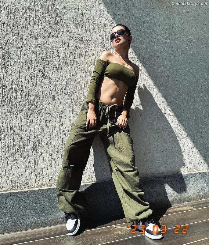 Avneet Kaur photo 12 of 1028