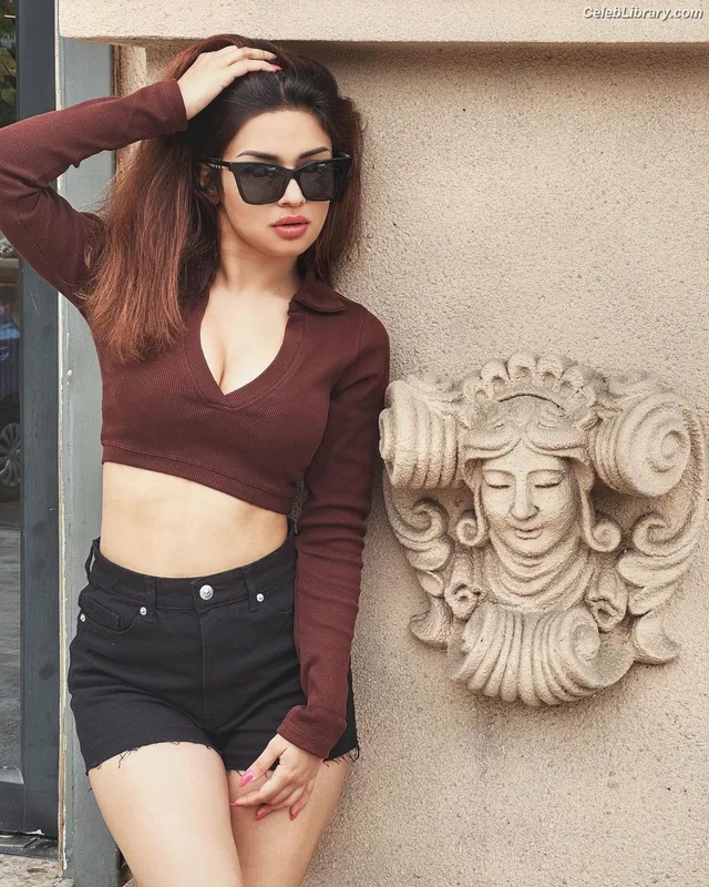 Avneet Kaur photo 9 of 1028