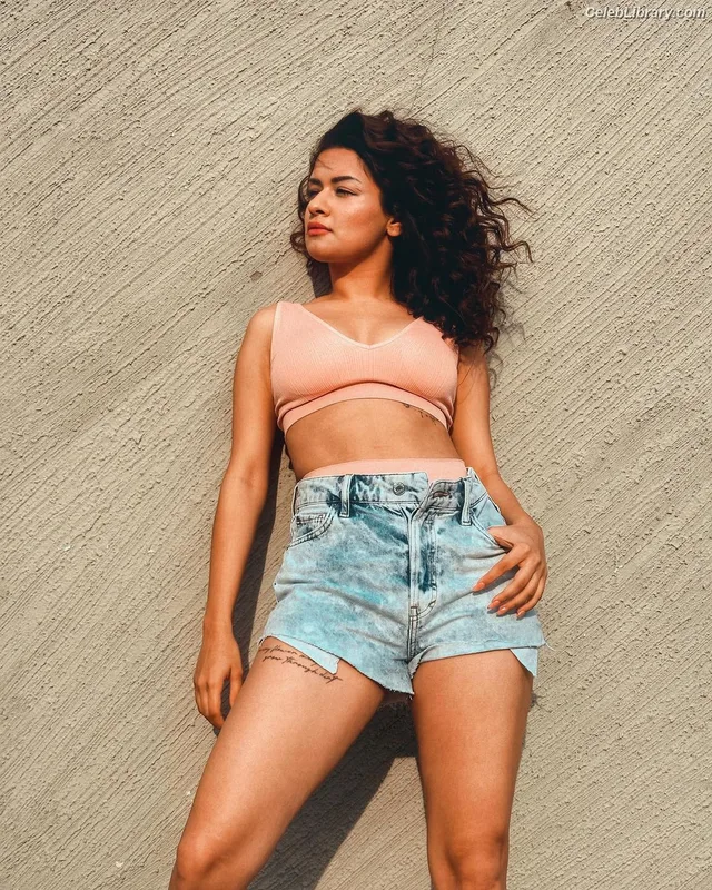 Avneet Kaur photo 1 of 1028