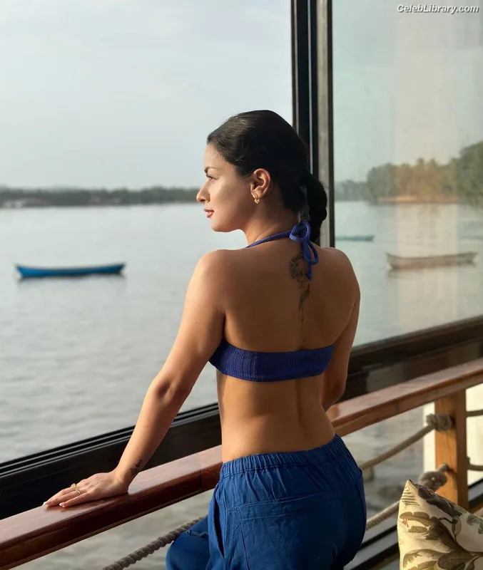 Avneet Kaur photo 6 of 1028