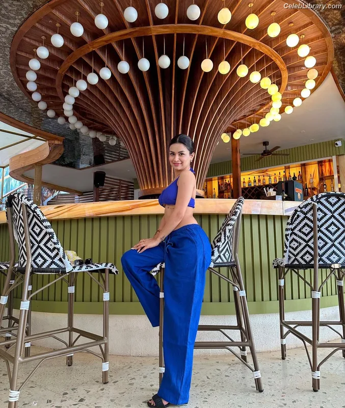 Avneet Kaur photo 7 of 1028