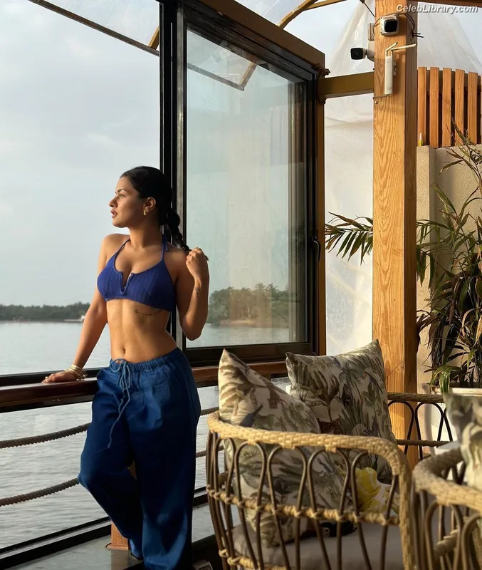 Avneet Kaur photo 8 of 1028