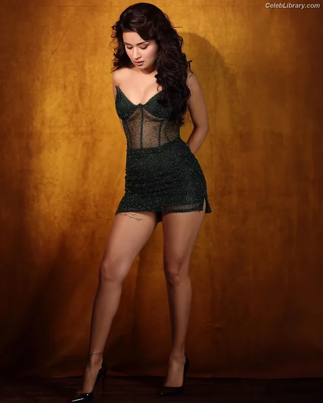 Avneet Kaur photo 12 of 1028