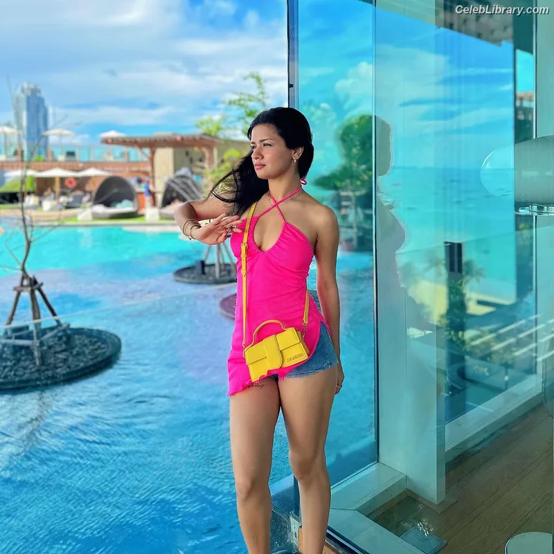 Avneet Kaur photo 23 of 1028