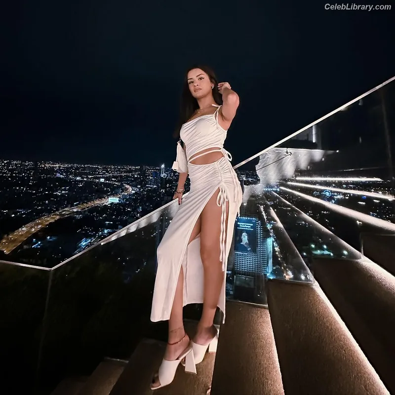 Avneet Kaur photo 1 of 1028