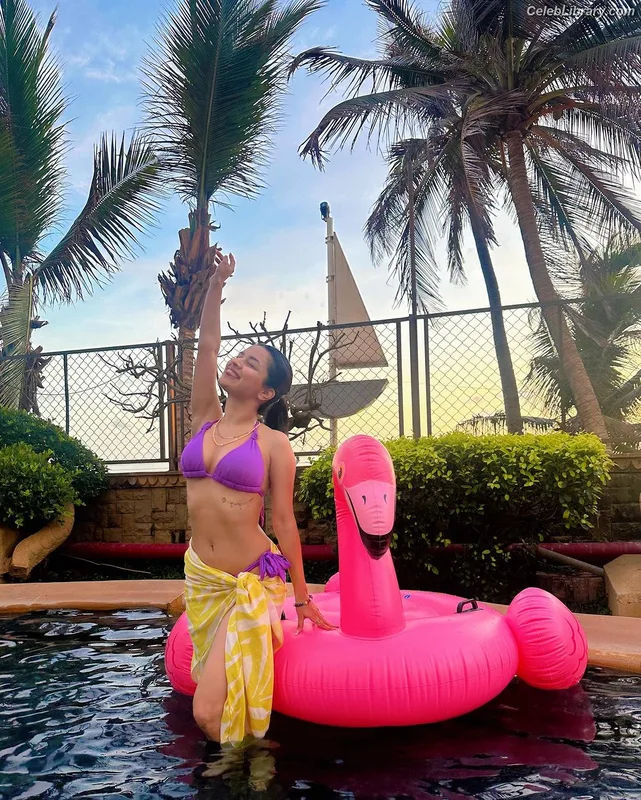 Avneet Kaur photo 2 of 1028