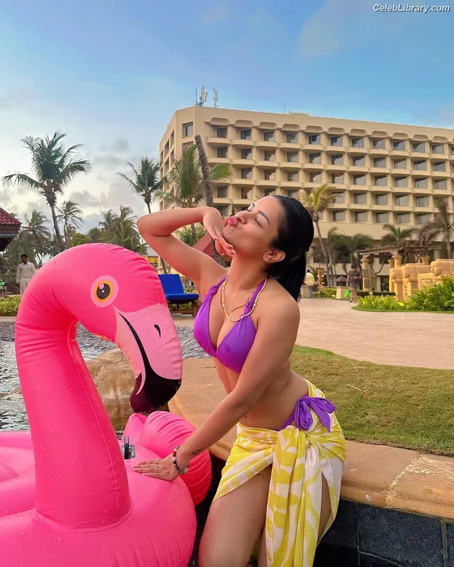 Avneet Kaur photo 3 of 1028