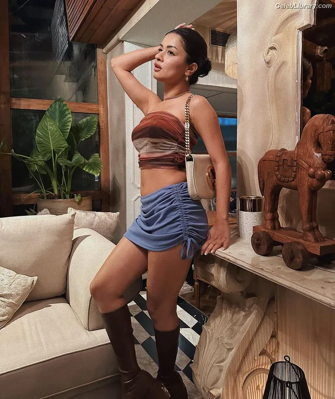 Avneet Kaur photo 4 of 1028
