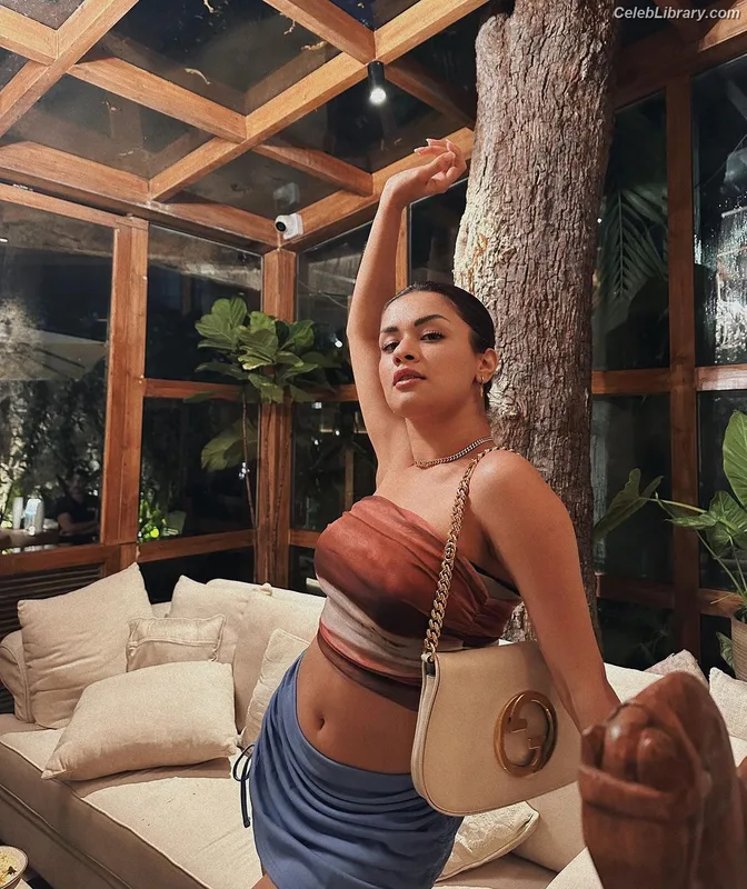 Avneet Kaur photo 5 of 1028