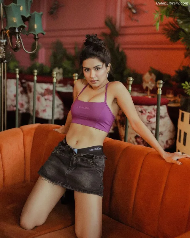 Avneet Kaur photo 2 of 1028