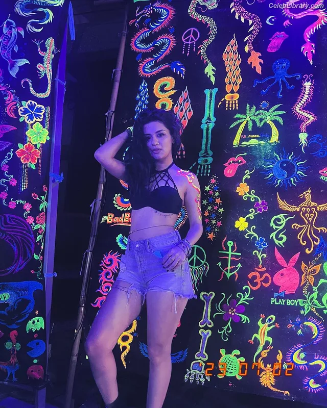 Avneet Kaur photo 7 of 1028