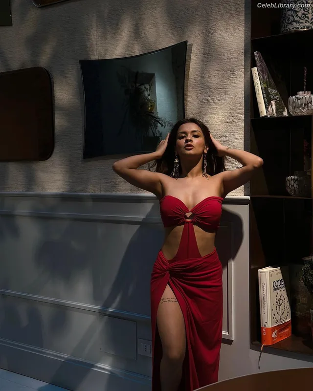 Avneet Kaur photo 8 of 1028