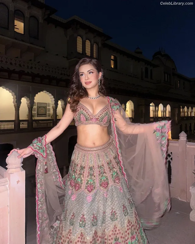 Avneet Kaur photo 12 of 1028