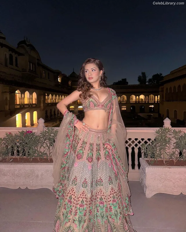 Avneet Kaur photo 14 of 1028