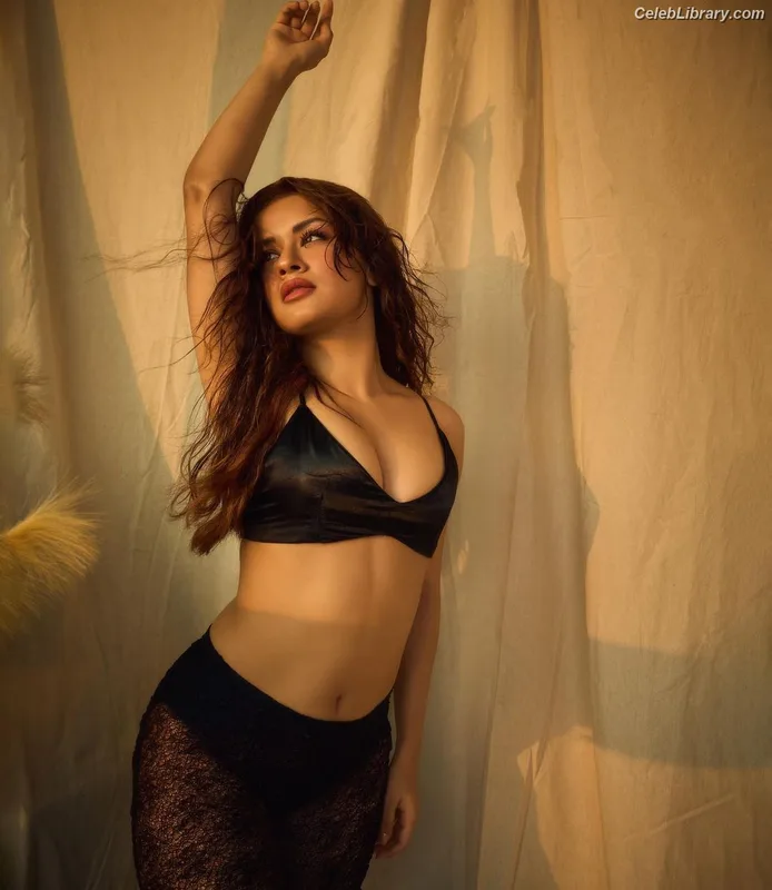 Avneet Kaur photo 3 of 1028