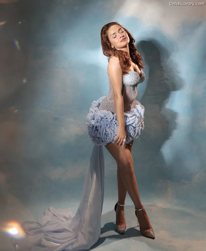 Avneet Kaur photo 5 of 1028