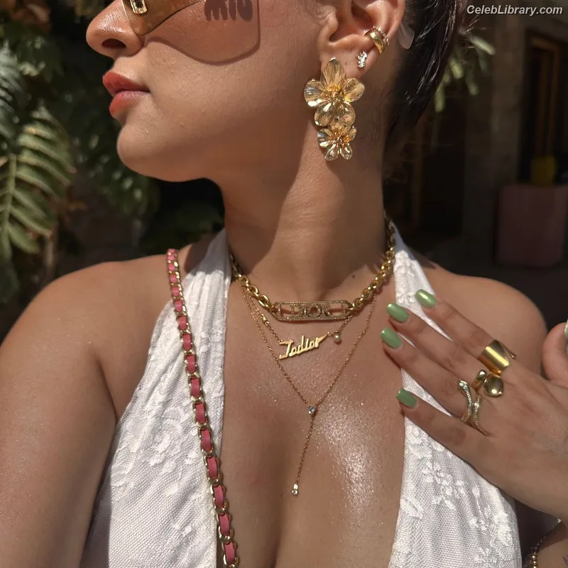 Avneet Kaur photo 1 of 1028