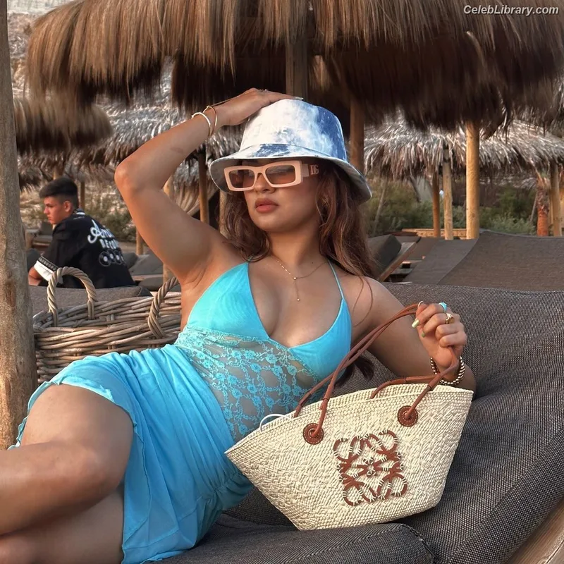 Avneet Kaur photo 5 of 1028
