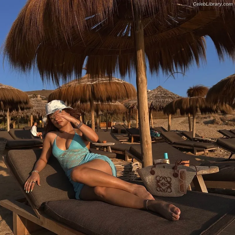 Avneet Kaur photo 8 of 1028