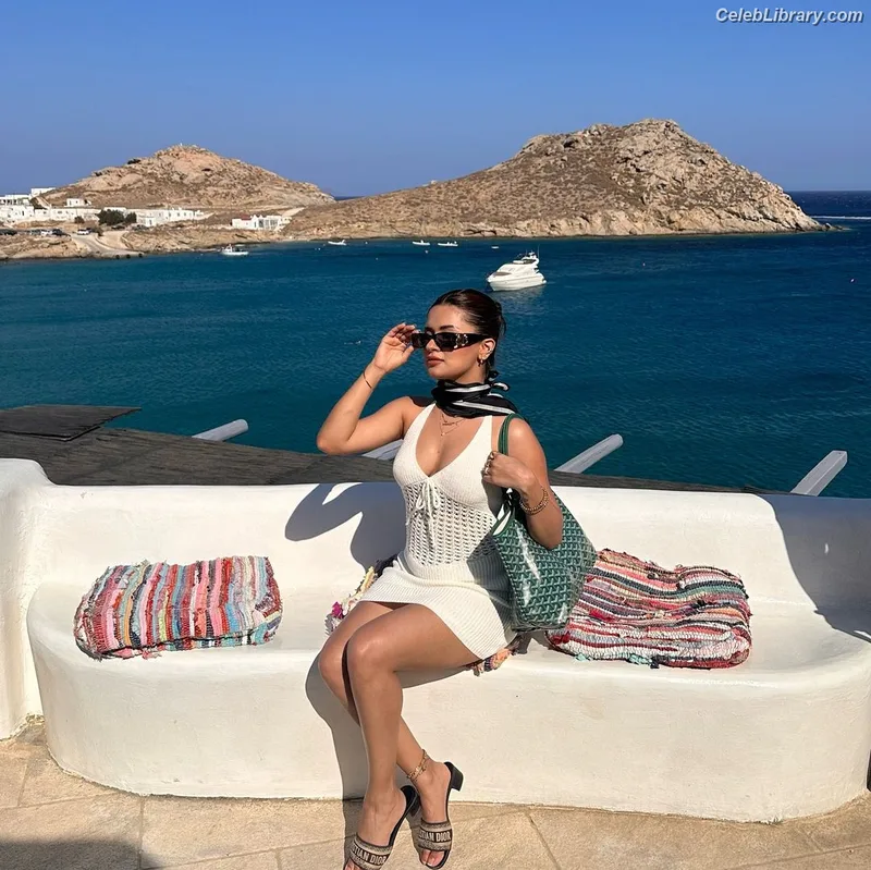 Avneet Kaur photo 4 of 1028