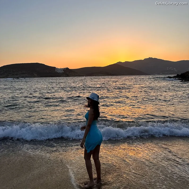 Avneet Kaur photo 7 of 1028
