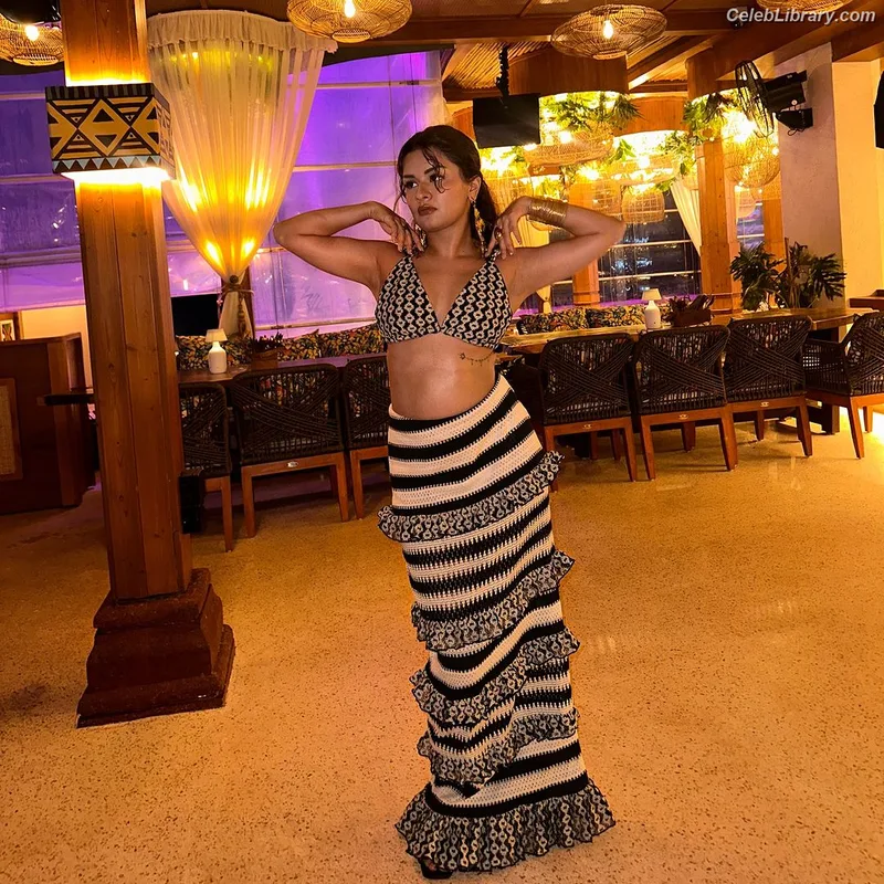 Avneet Kaur photo 3 of 1028