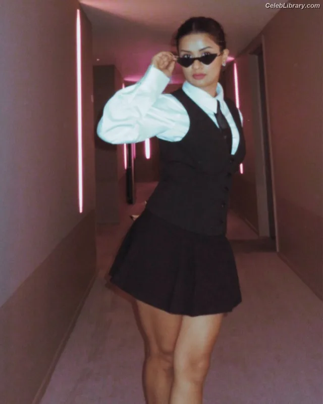 Avneet Kaur photo 9 of 1028