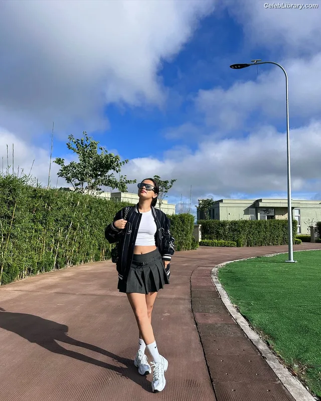 Avneet Kaur photo 14 of 1028