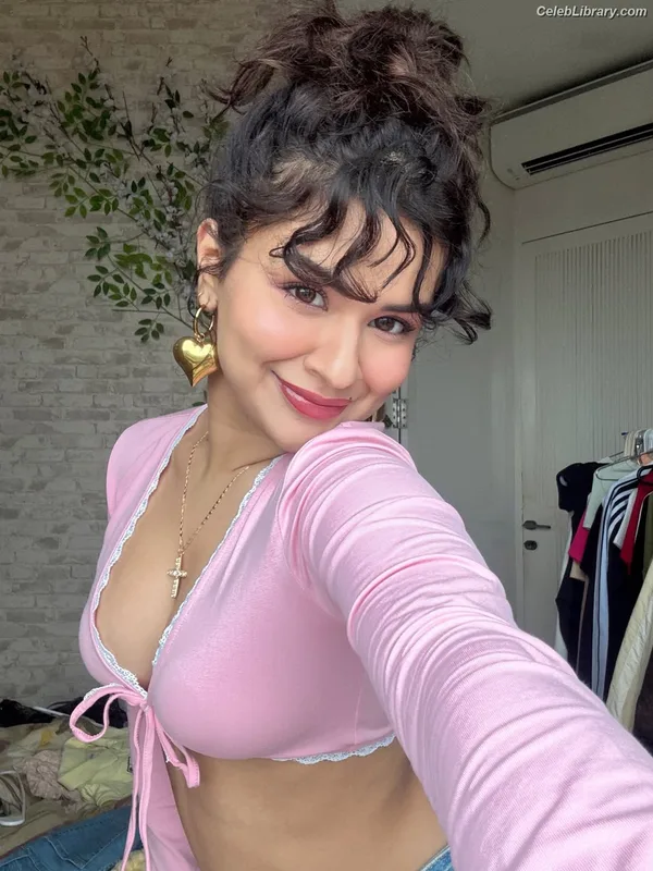 Avneet Kaur photo 16 of 1028
