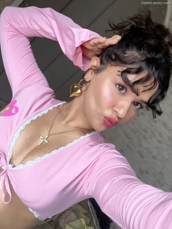 Avneet Kaur photo 17 of 1028