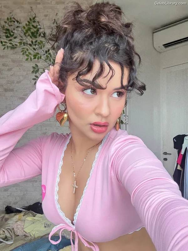 Avneet Kaur photo 18 of 1028