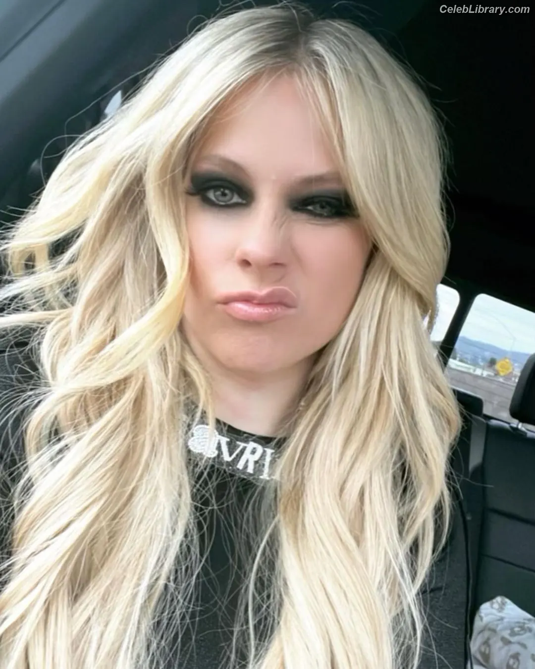 Avril Lavigne photo 18 of 790