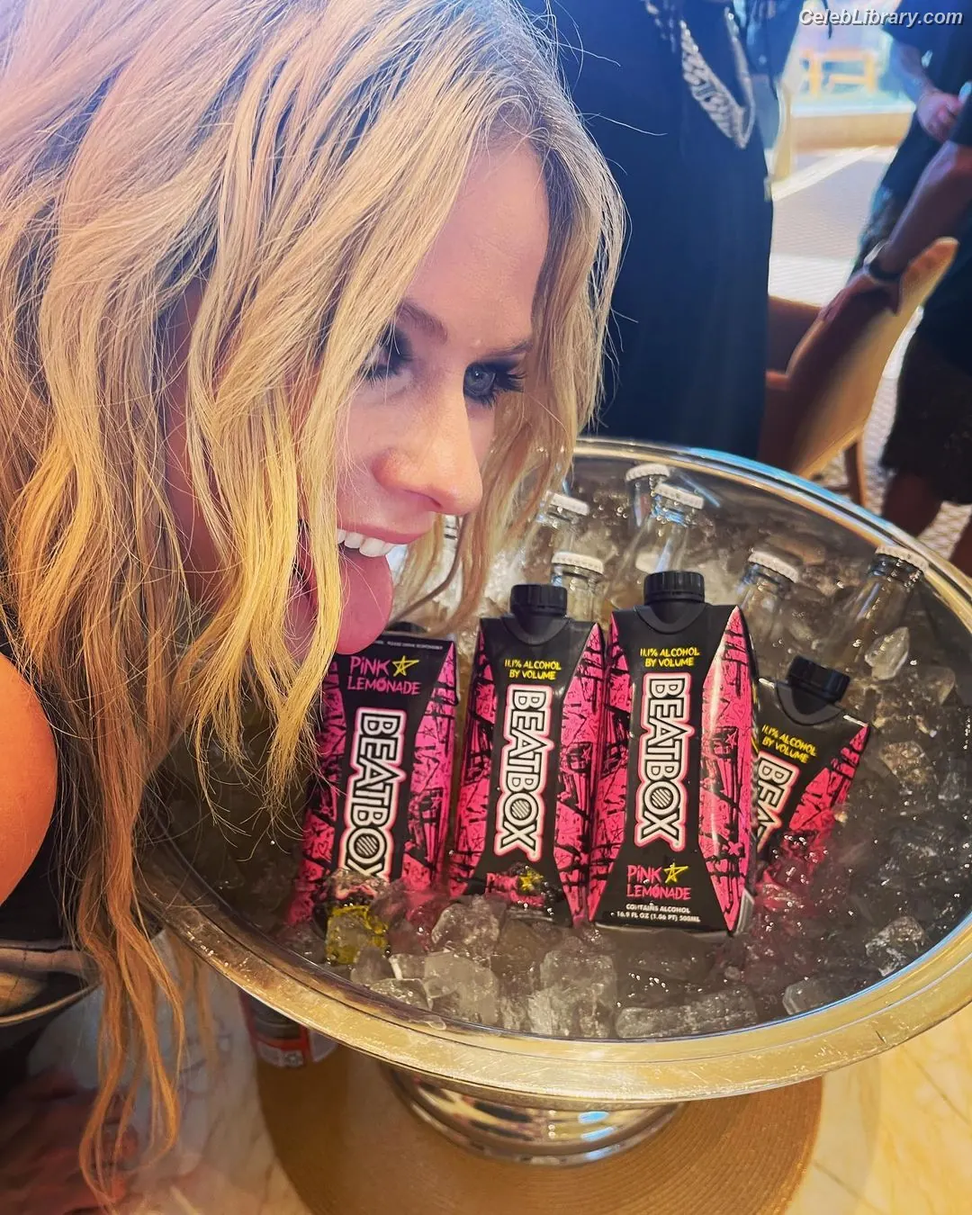 Avril Lavigne photo 12 of 790