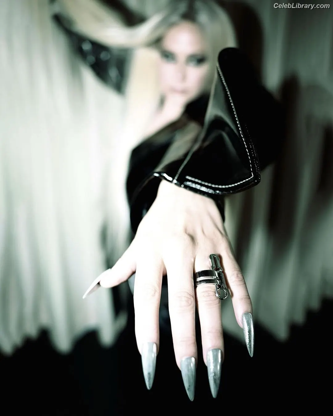 Avril Lavigne photo 6 of 790
