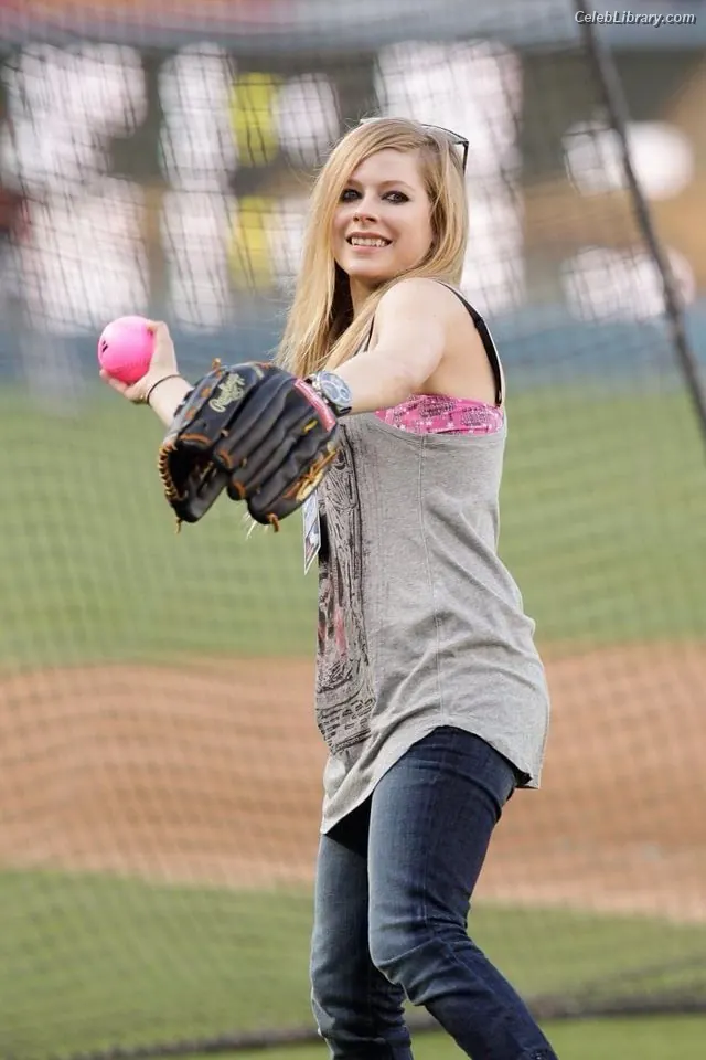 Avril Lavigne photo 16 of 790