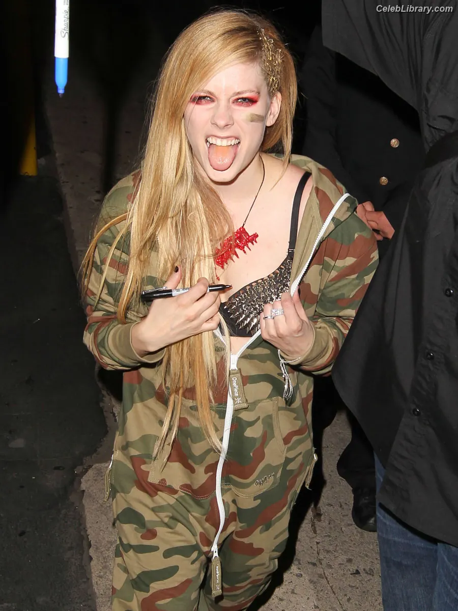 Avril Lavigne photo 18 of 790