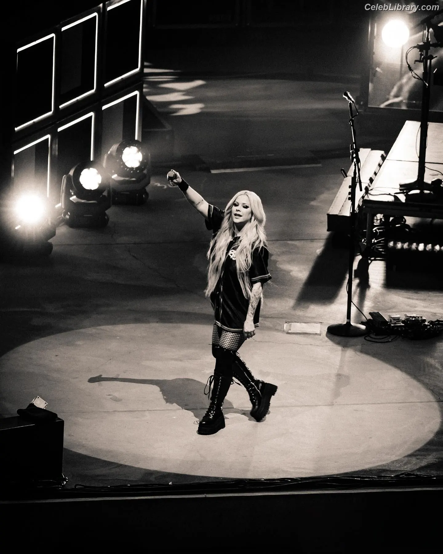 Avril Lavigne photo 12 of 790