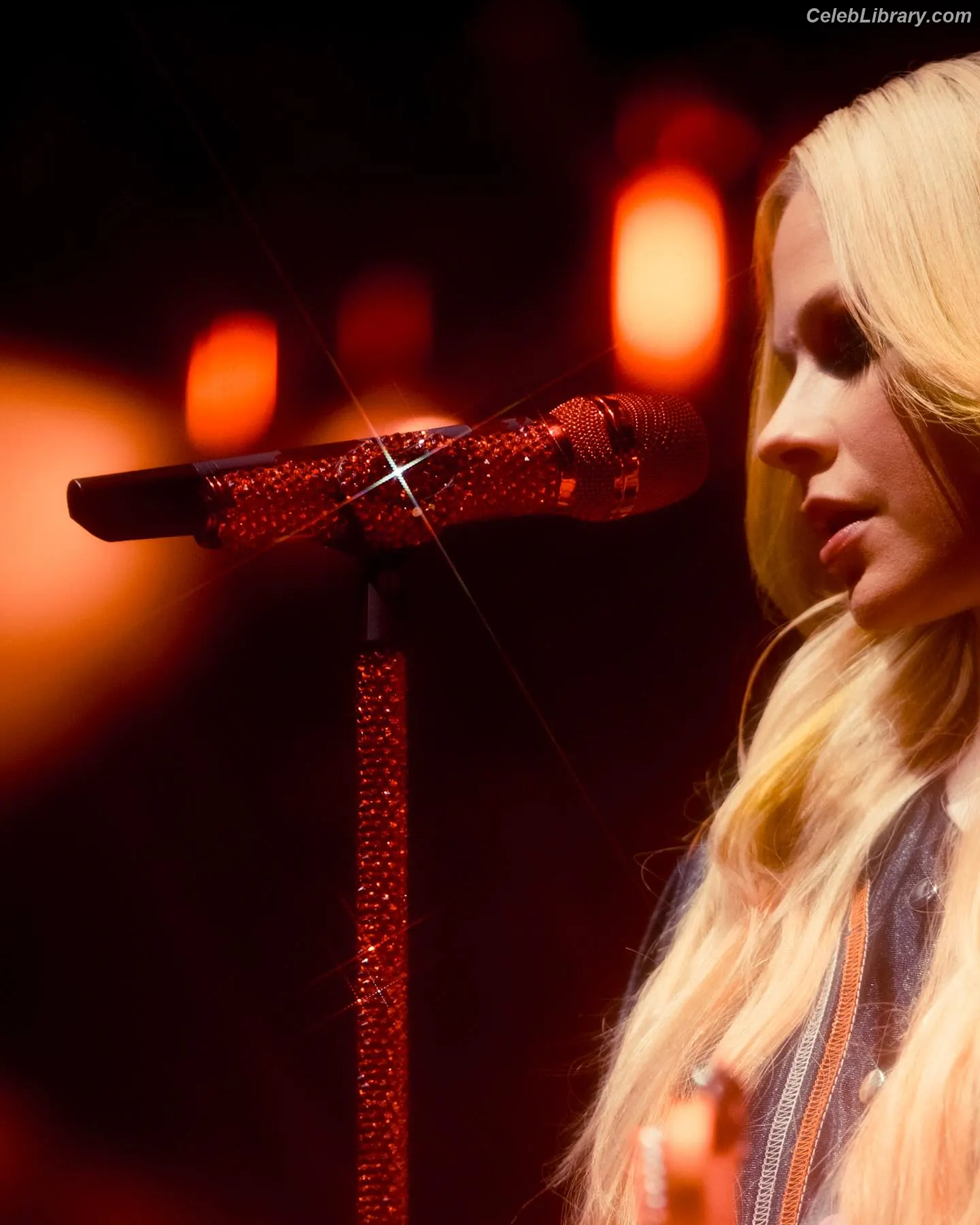 Avril Lavigne photo 16 of 790