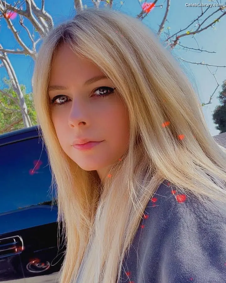 Avril Lavigne photo 1 of 790