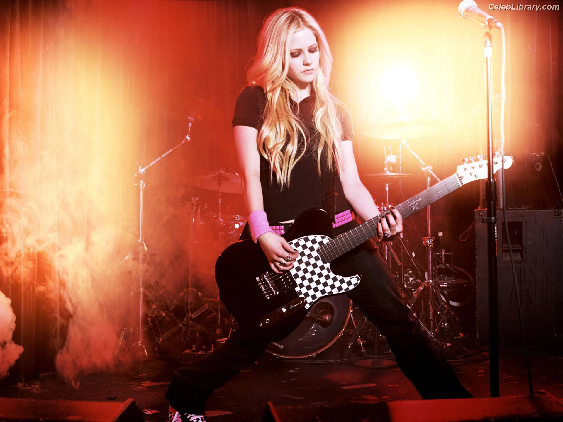 Avril Lavigne photo 14 of 790