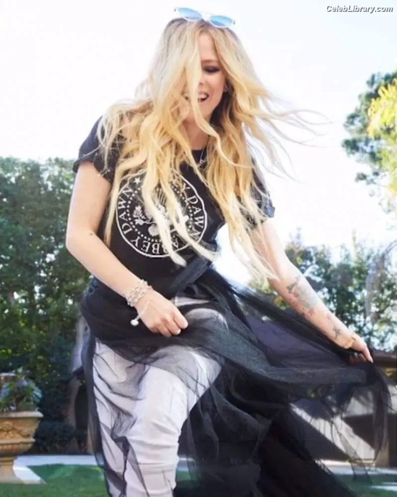 Avril Lavigne photo 21 of 790