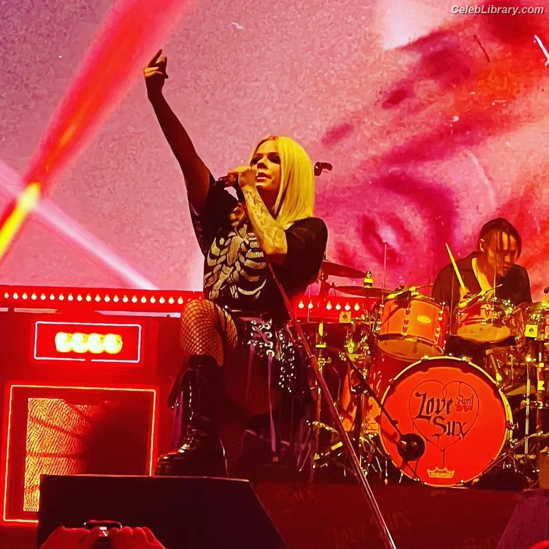 Avril Lavigne photo 11 of 791