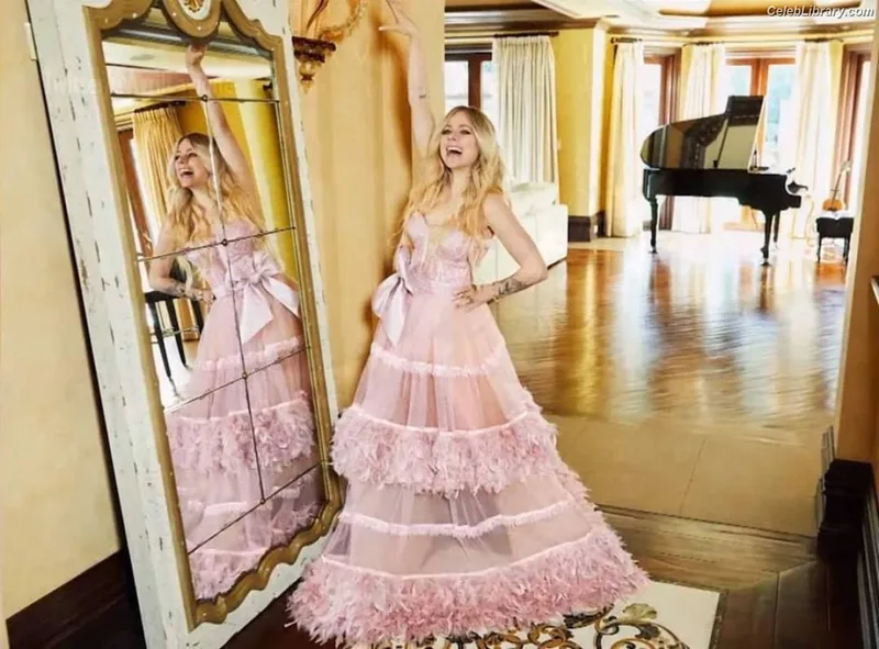 Avril Lavigne photo 1 of 791