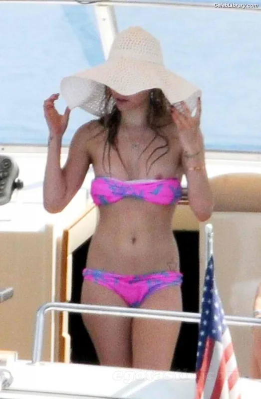 Avril Lavigne photo 13 of 791